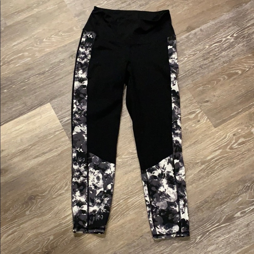 Comfortable fun print black/white leggings!